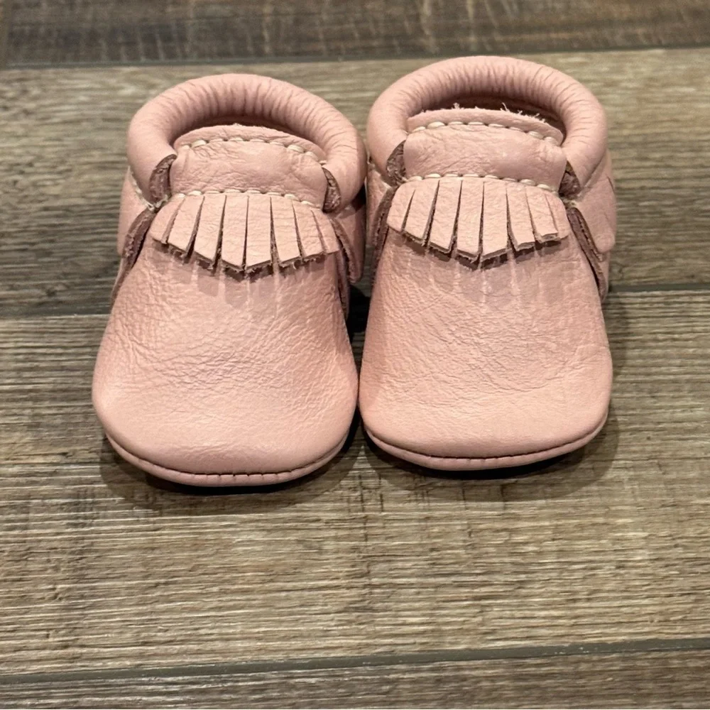 Freshly Picked Moccasin Blush Pink Leather Fringe Sz 1 Soft Sole Baby Shoes EUC